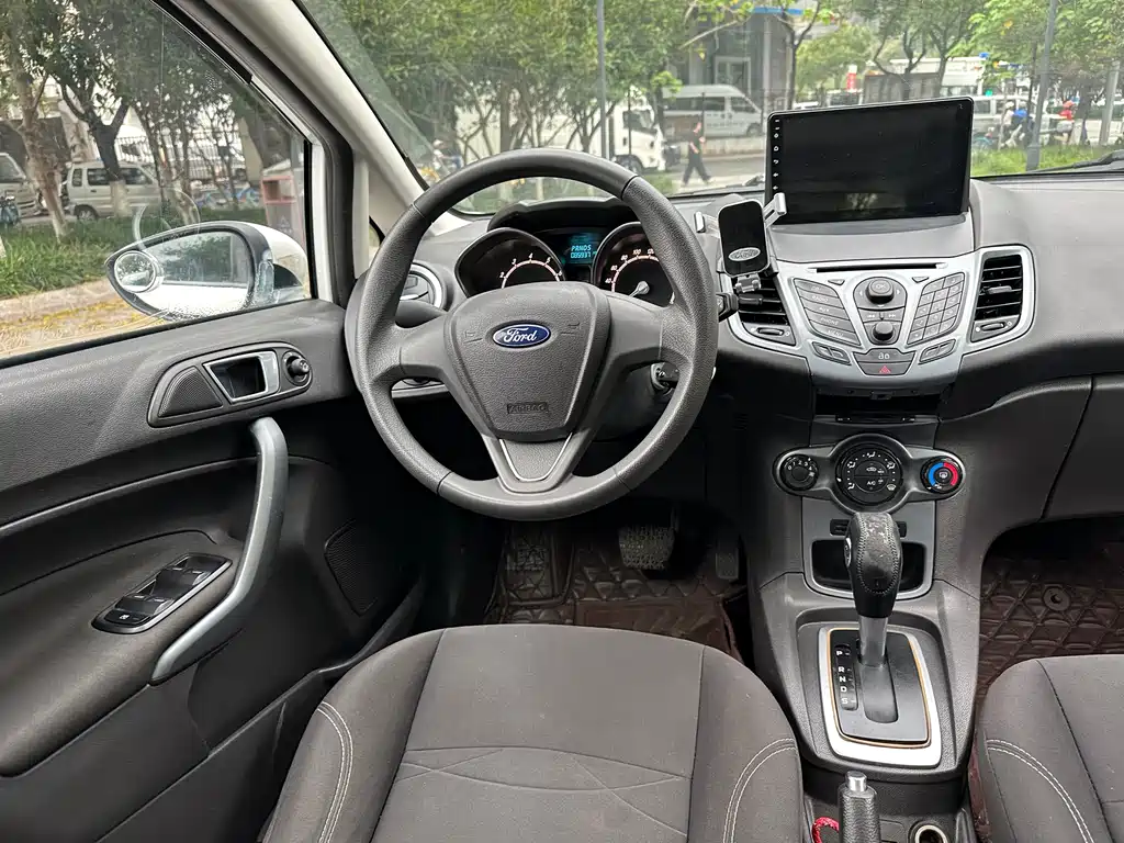 Ford Fiesta 2013 — фото 12