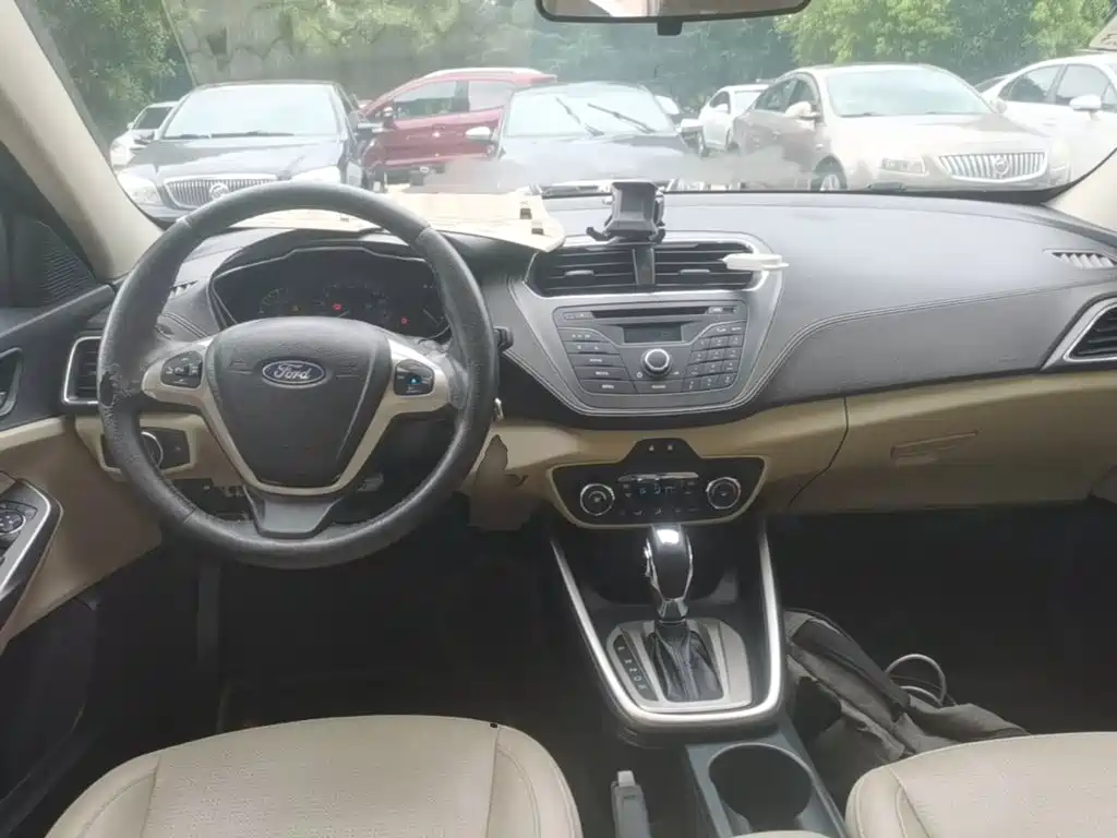 Ford Escort 2015 — фото 10