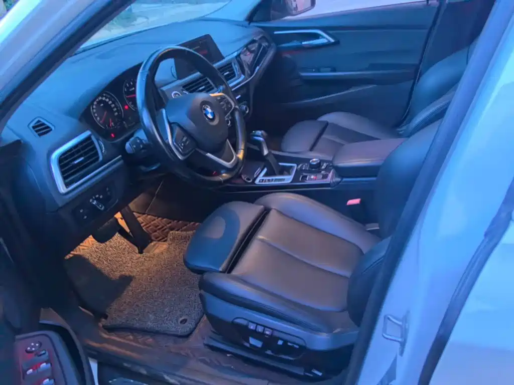 BMW 1 Series 2018 — фото 15