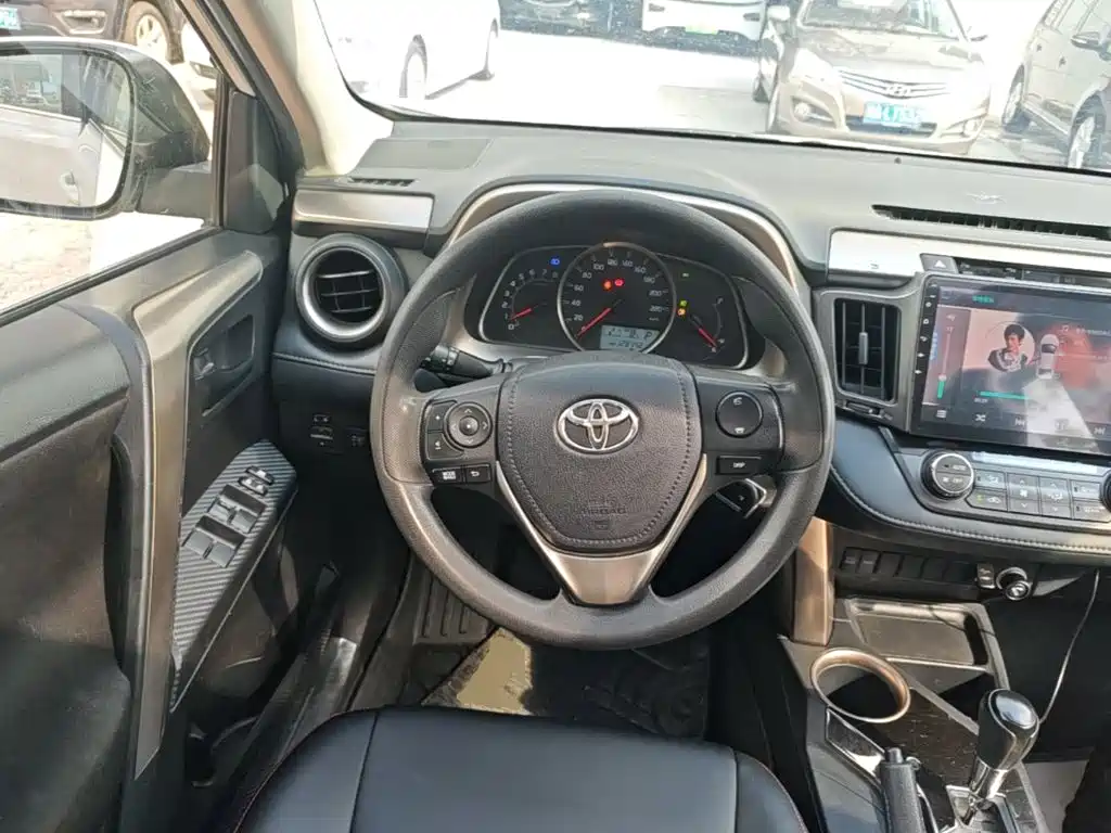 Toyota RAV4 2016 — фото 11