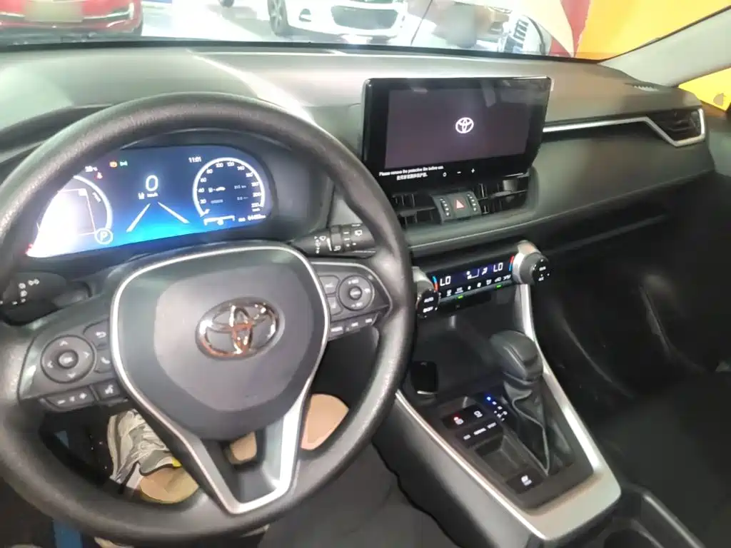 Toyota RAV4 2024 — фото 10