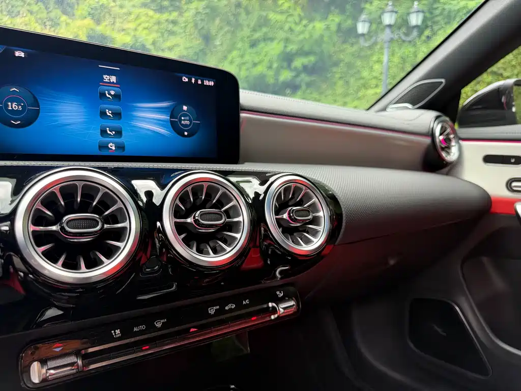 Mercedes-Benz CLA AMG 2025 — фото 9