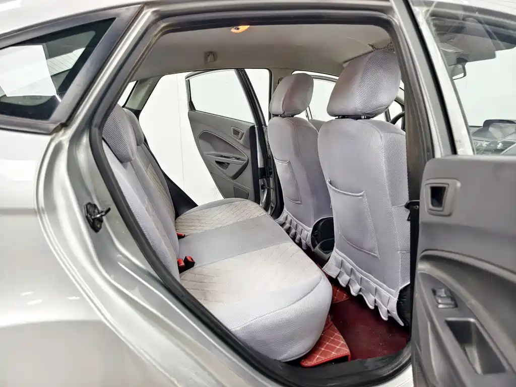 Ford Fiesta 2014 — фото 12