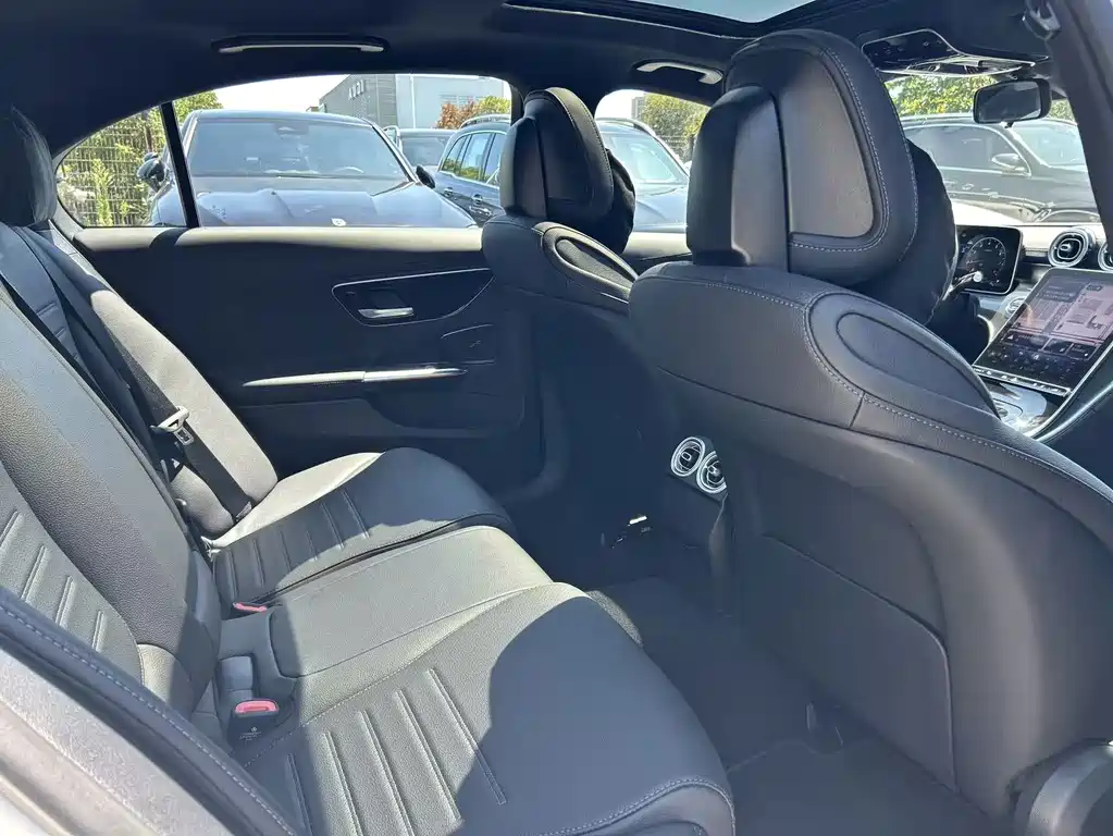 Mercedes-Benz C-Class 2025 — фото 13