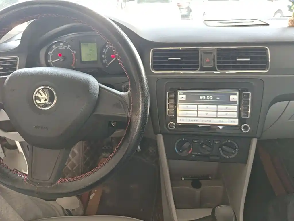 Skoda Rapid 2016 — фото 10