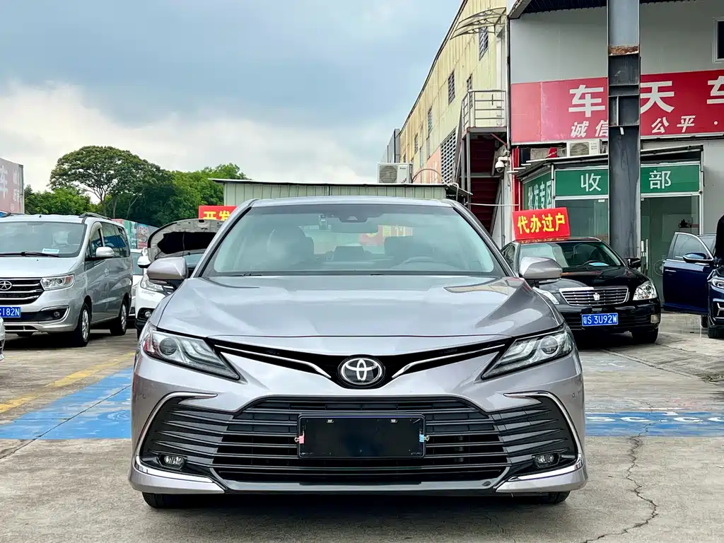 Toyota Camry 2022 — фото 2