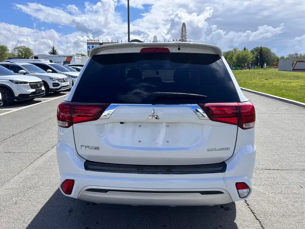 Mitsubishi Outlander 2023 — фото 12