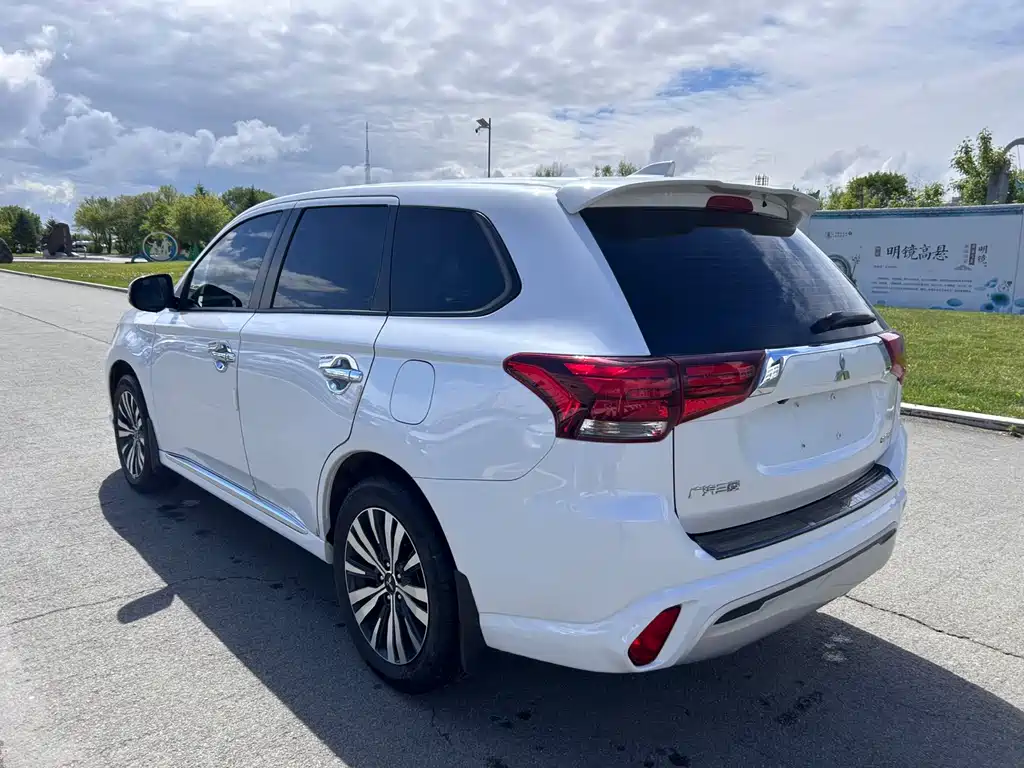 Mitsubishi Outlander 2023 — фото 13