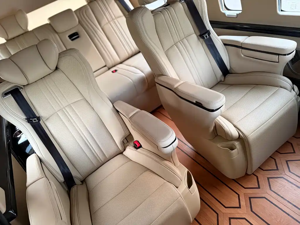 Toyota Hiace 2023 — фото 12