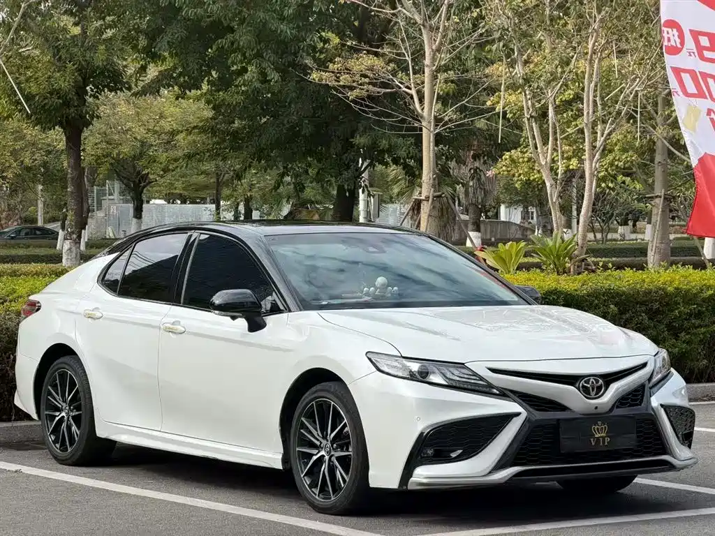 Toyota Camry 2022 — фото 3