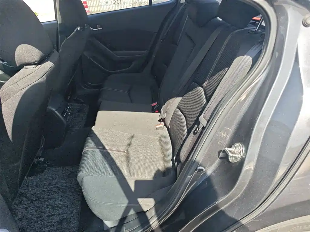 Mazda 3 Axela 2019 — фото 17