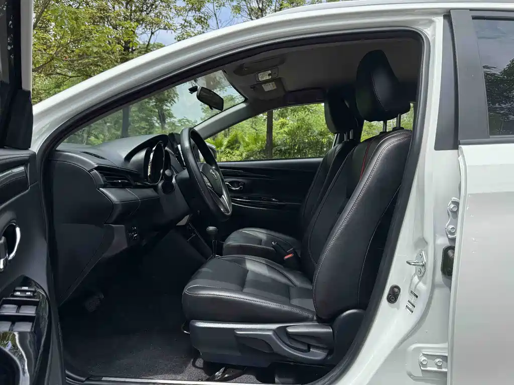 Toyota Yaris L 2022 — фото 16