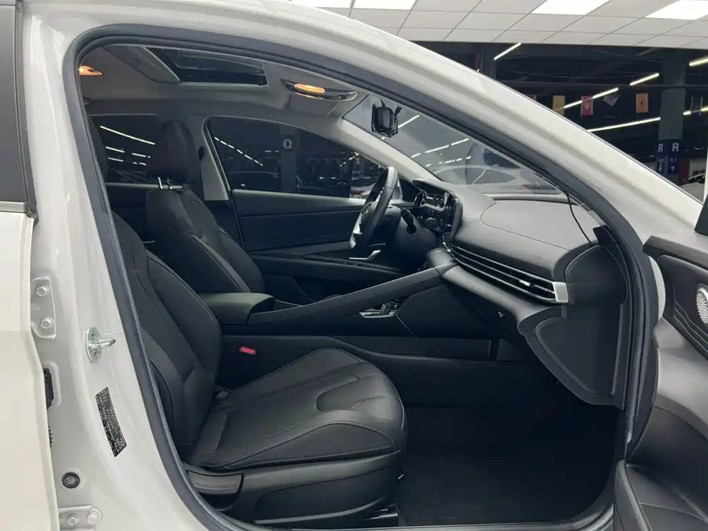 Hyundai Elantra 2022 — фото 10