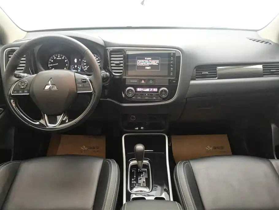 Mitsubishi Outlander 2020 — фото 12