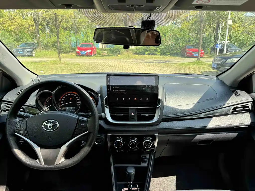 Toyota Yaris L 2023 — фото 14