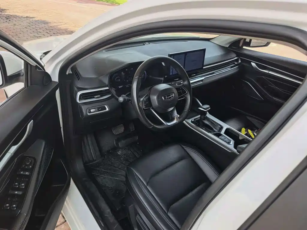 Geely Emgrand 2023