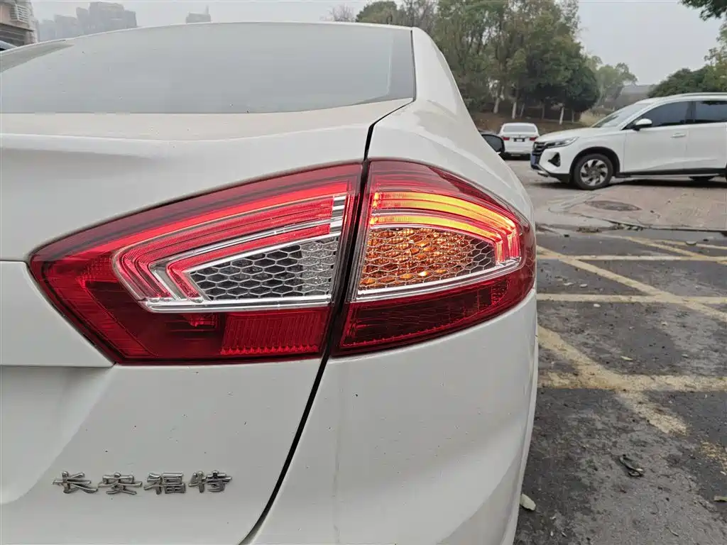 Ford Mondeo 2015 — фото 24