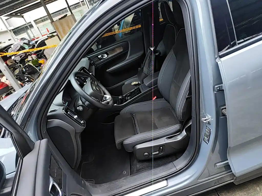 Volvo XC40 New Energy 2022 — фото 15