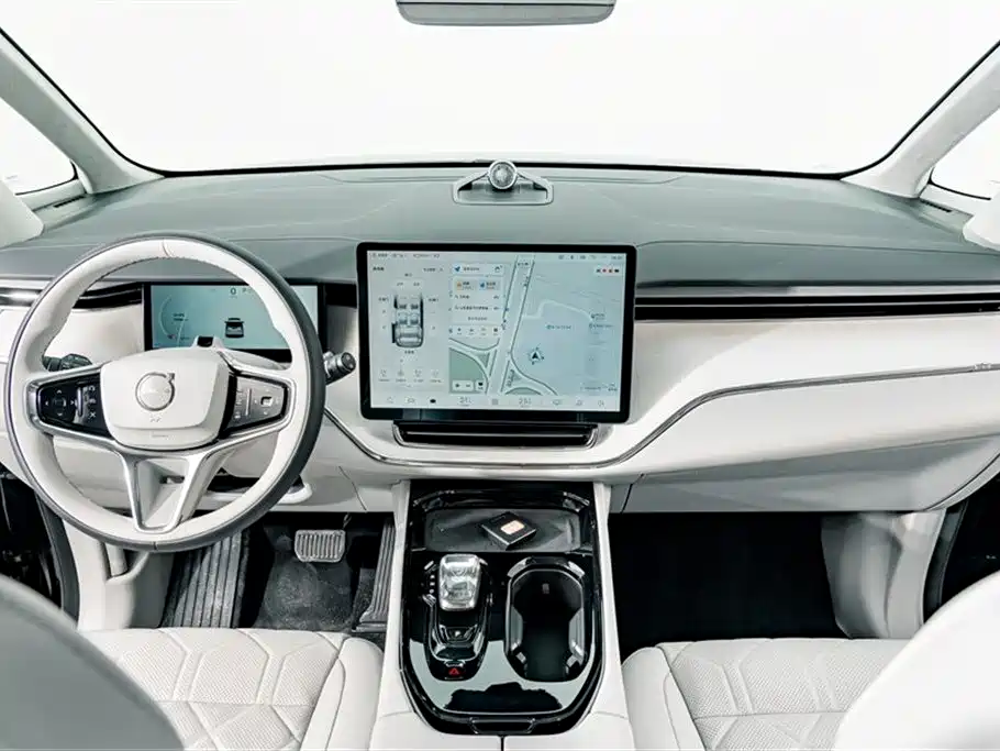 Volvo EM90 2025 — фото 12