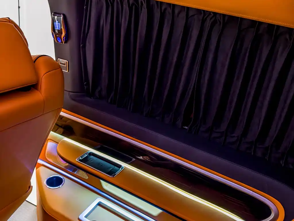 Toyota Hiace — фото 18
