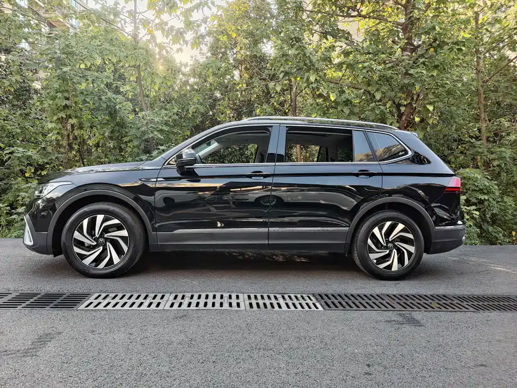 Volkswagen Tiguan L 2023 — фото 4