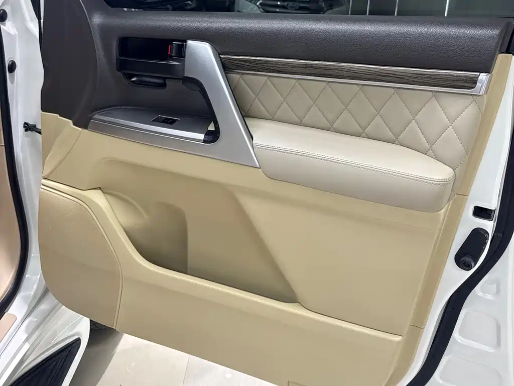 Toyota Land Cruiser 2016 — фото 16