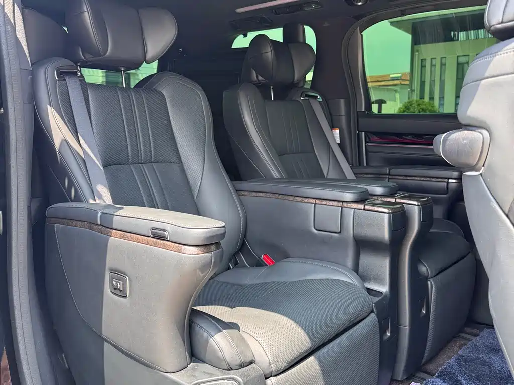 Toyota Vellfire 2022 — фото 12