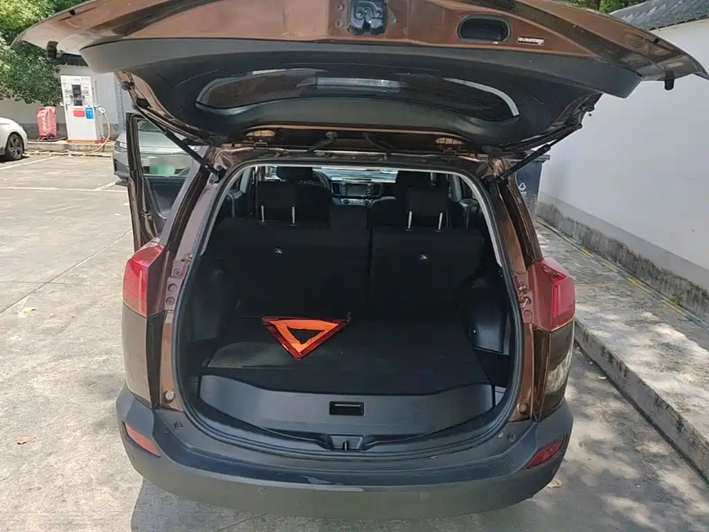 Toyota RAV4 2015 — фото 19