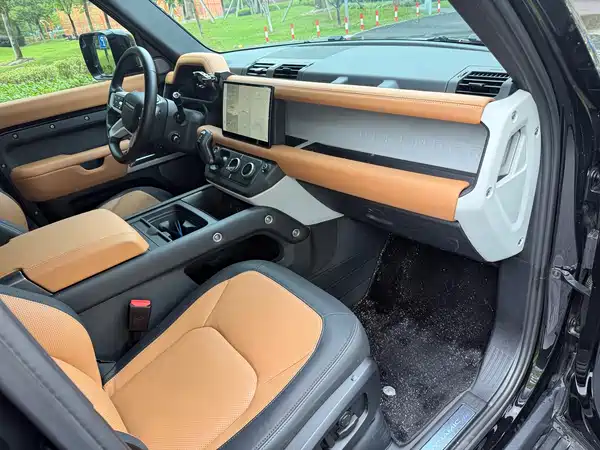 Land Rover Defender 2024