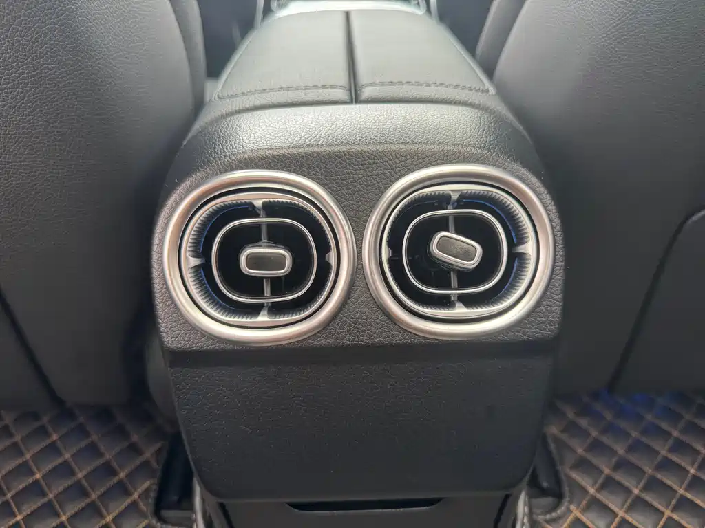 Mercedes-Benz C-Class 2023 — фото 15