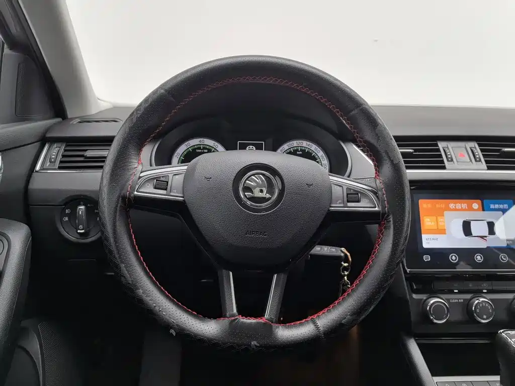 Skoda Octavia 2019 — фото 11