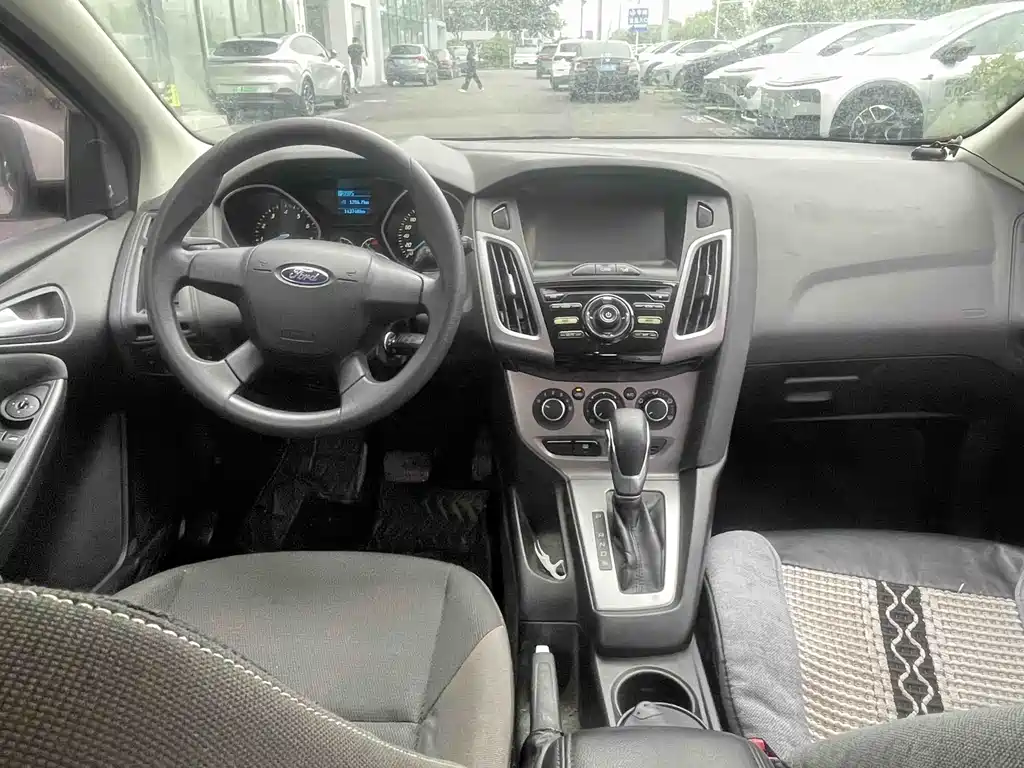 Ford Focus 2015 — фото 9