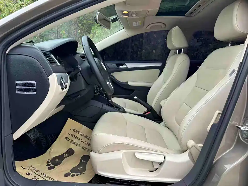 Volkswagen Sagitar 2012