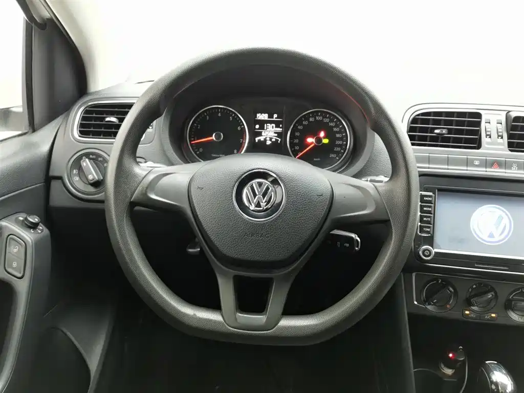 Volkswagen Polo 2016 — фото 11