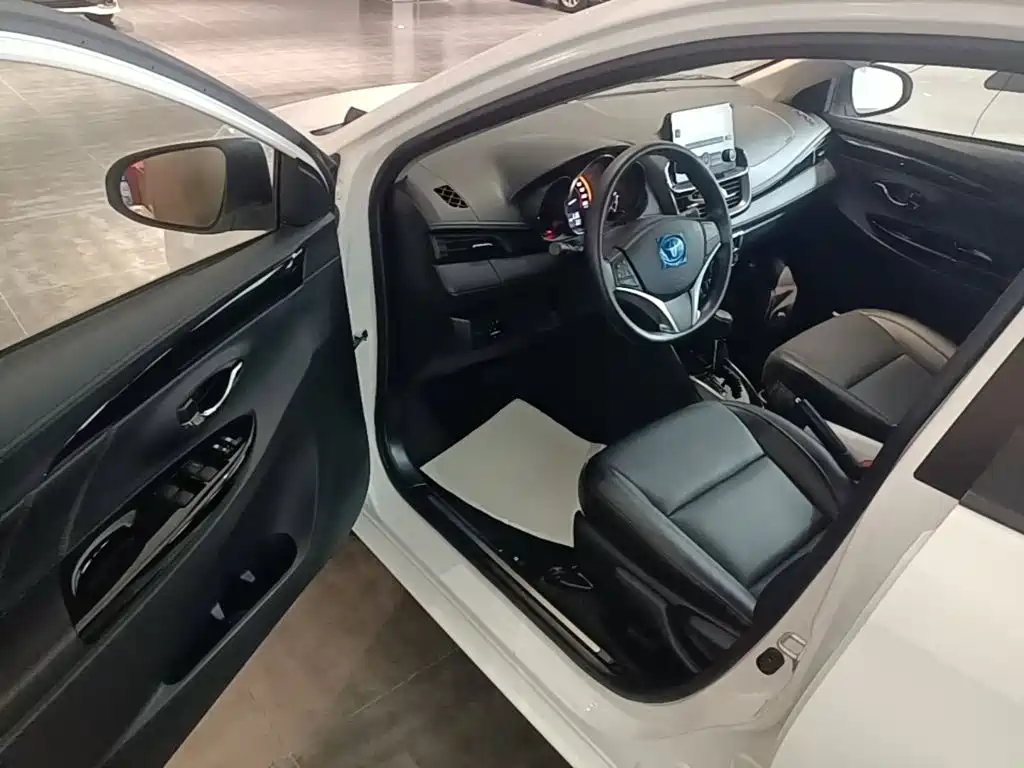Toyota Yaris L 2023 — фото 16