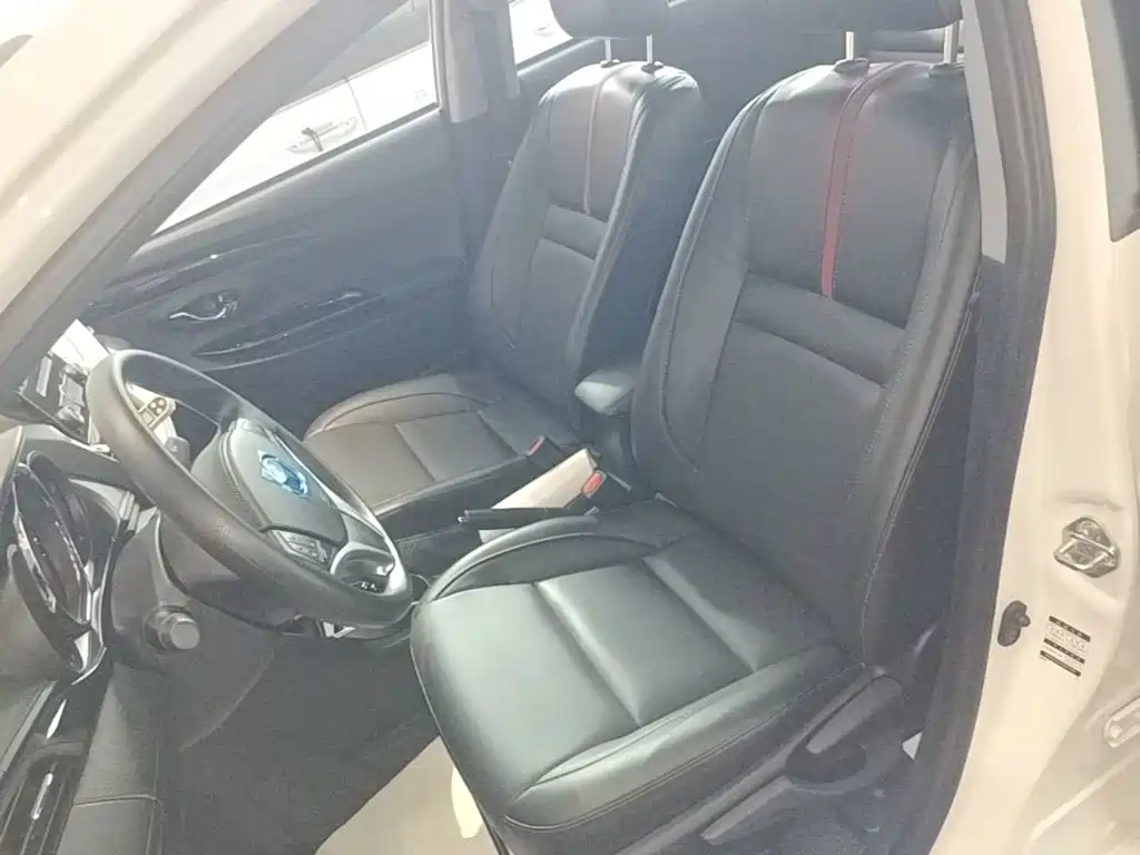 Toyota Yaris L 2023 — фото 15