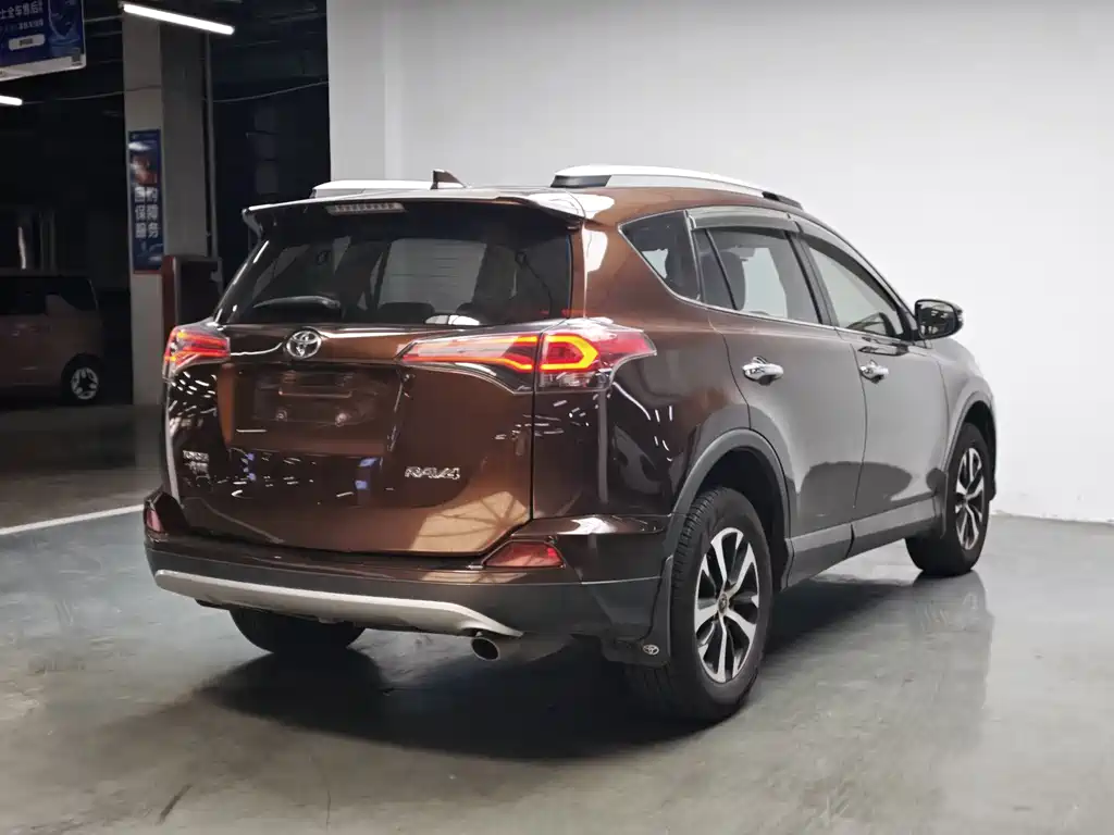 Toyota RAV4 2017 — фото 12