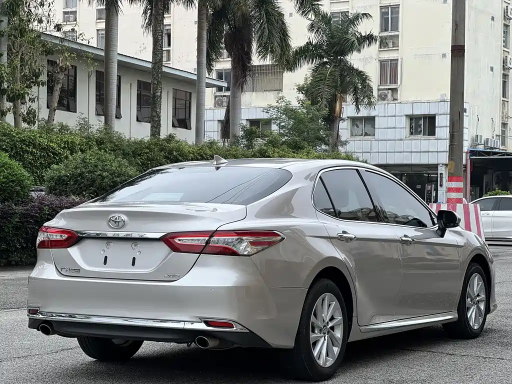 Toyota Camry 2023 — фото 13