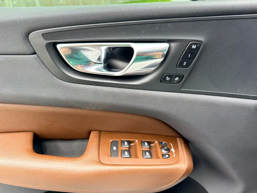 Volvo XC60 2019 — фото 25
