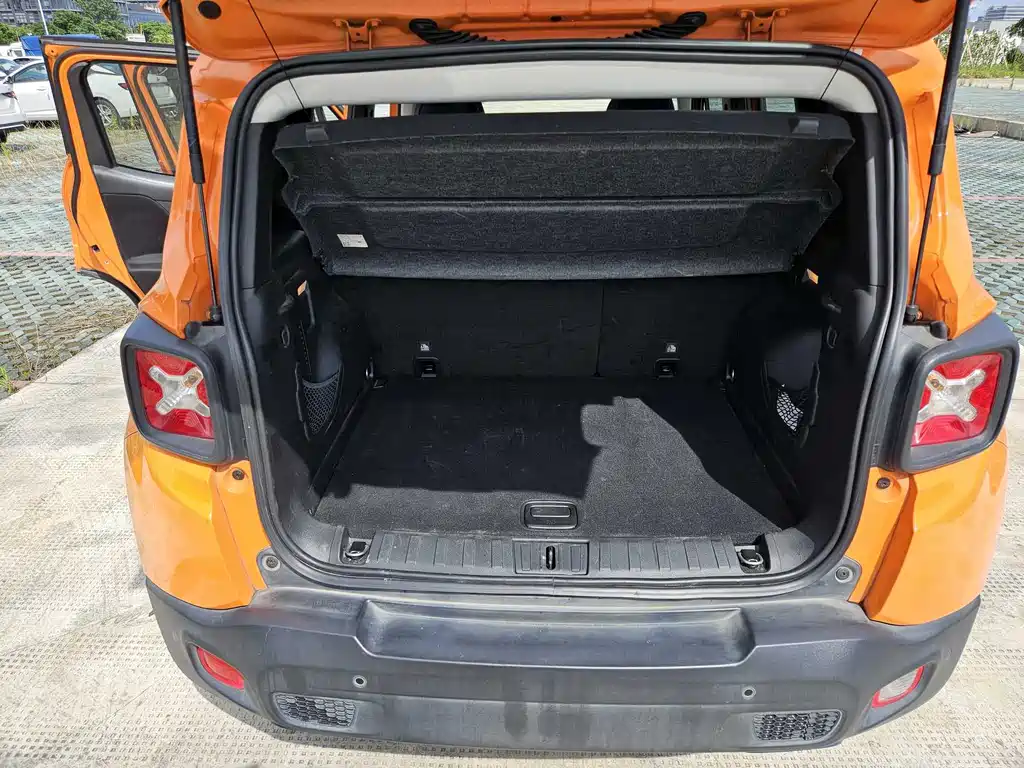 Jeep Renegade 2018 — фото 12