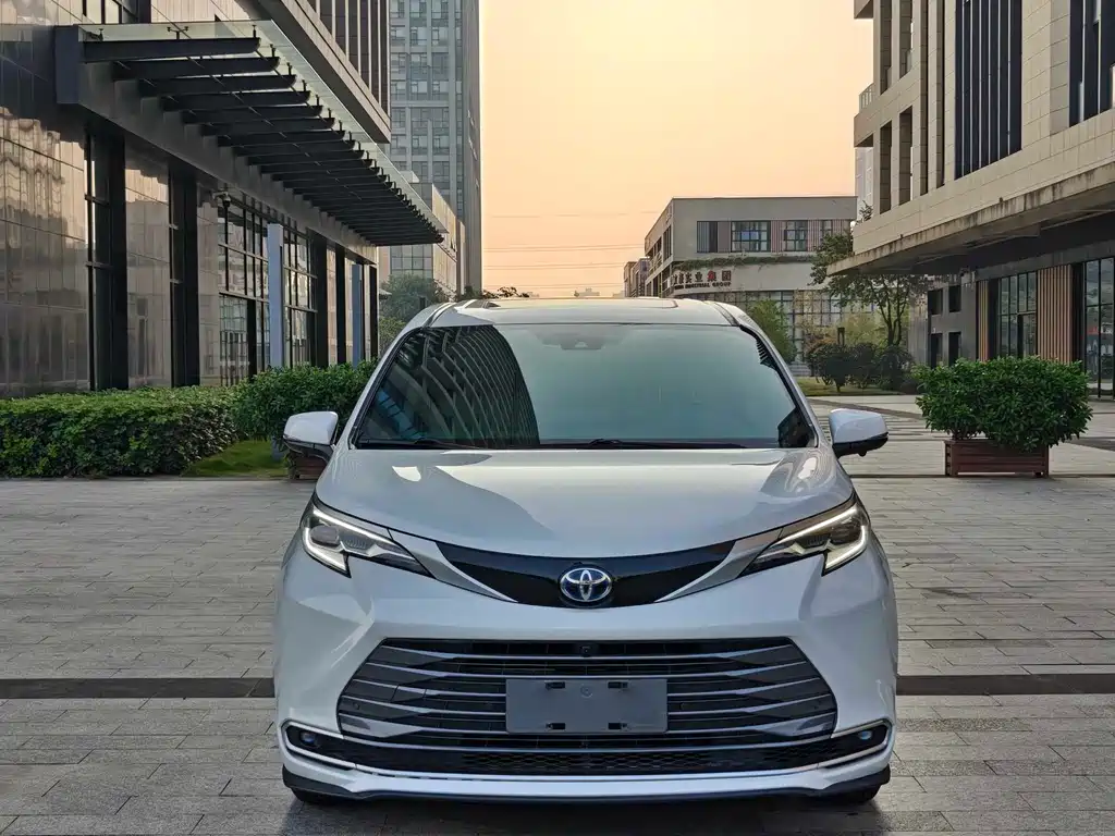 Toyota Sienna 2022 — фото 1