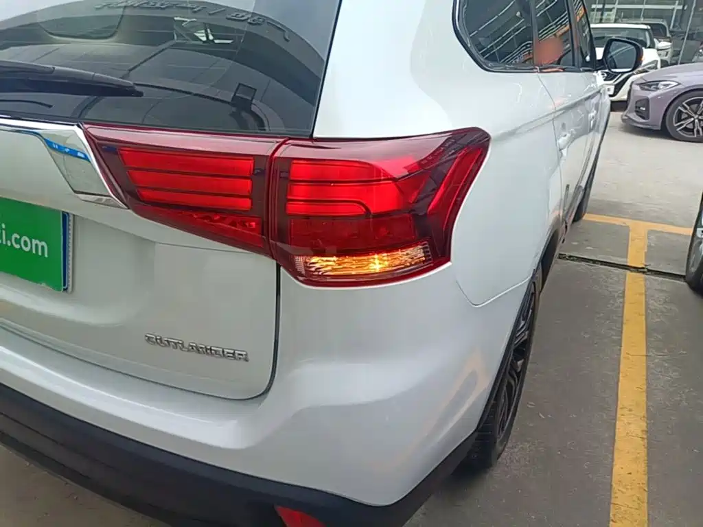 Mitsubishi Outlander 2018 — фото 8