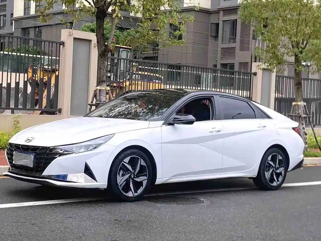 Hyundai Elantra 2023 — фото 1