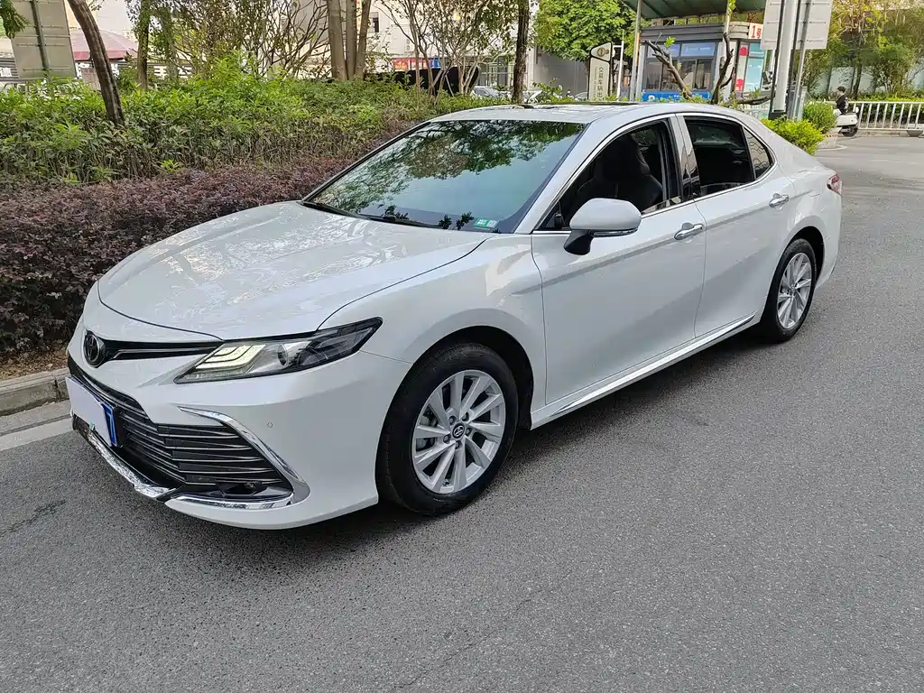 Toyota Camry 2023 — фото 1
