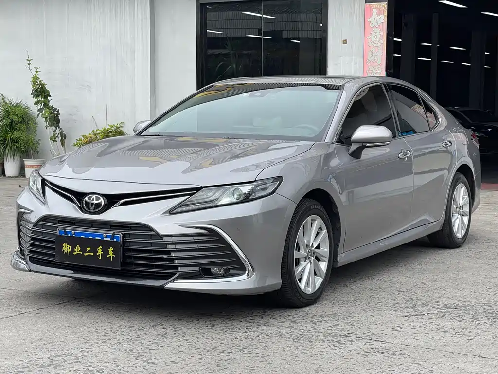 Toyota Camry 2022 — фото 1