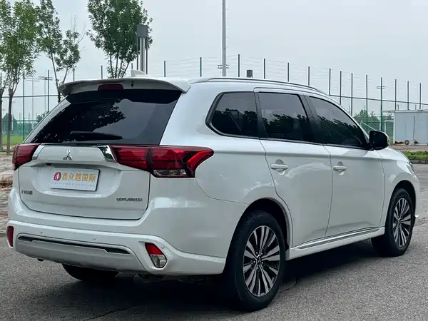 Mitsubishi Outlander 2023