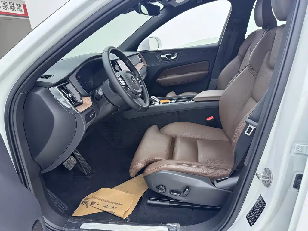 Volvo XC60 PHEV 2025 — фото 4