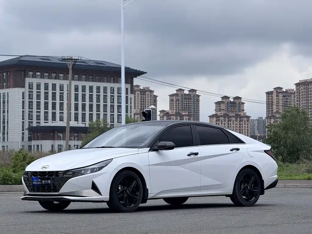 Hyundai Elantra 2023 — фото 1