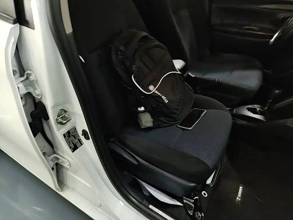 Toyota Yaris L 2017 — фото 25