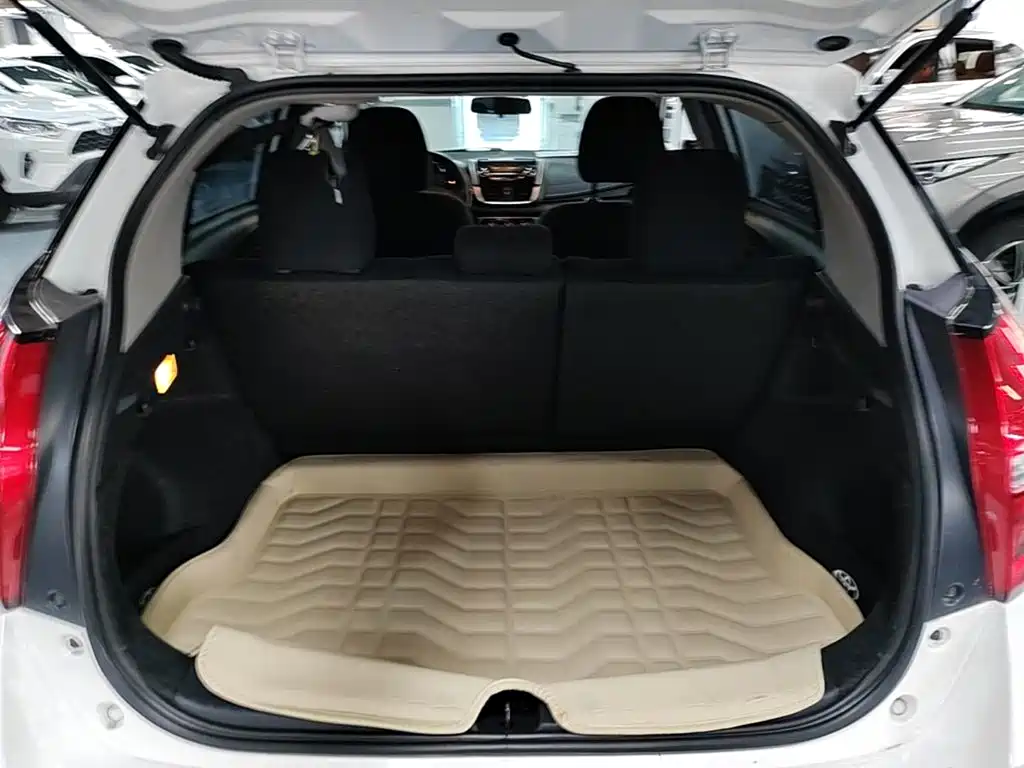 Toyota Yaris L 2017 — фото 19